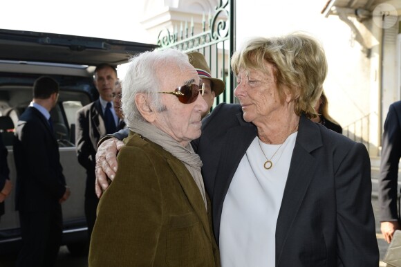 Charles Aznavour et Francoise Huth, femme de Pierre Huth, aux obsèques de Pierre Huth à Nogent-sur-Marne le 30 août 2013.