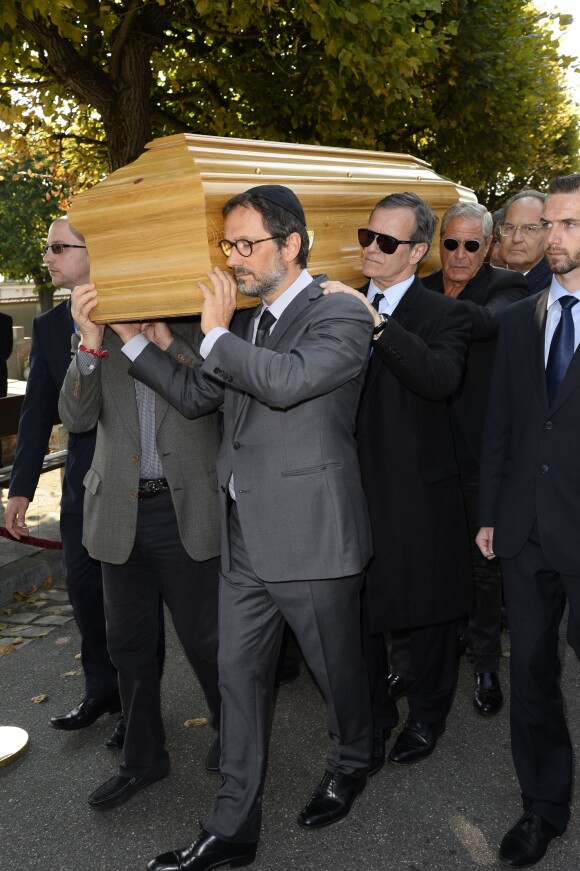 James Huth, fils de Pierre Huth, Francis Huster et Jean-Claude Darmon aux obsèques de Pierre Huth à Nogent-sur-Marne le 30 août 2013.