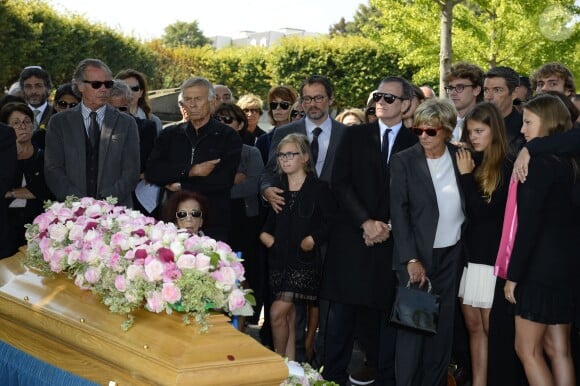 Michel Leeb, James Huth, Francis Huster, Francoise Huth et les petites filles de Pierre Huth, aux obsèques de Pierre Huth à Nogent-sur-Marne le 30 août 2013.