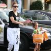 Jennifer Lopez fait du shopping avec sa fille Emme, à Los Angeles, le 1er septembre 2013, elle la retient par les cheveux sur le parking !