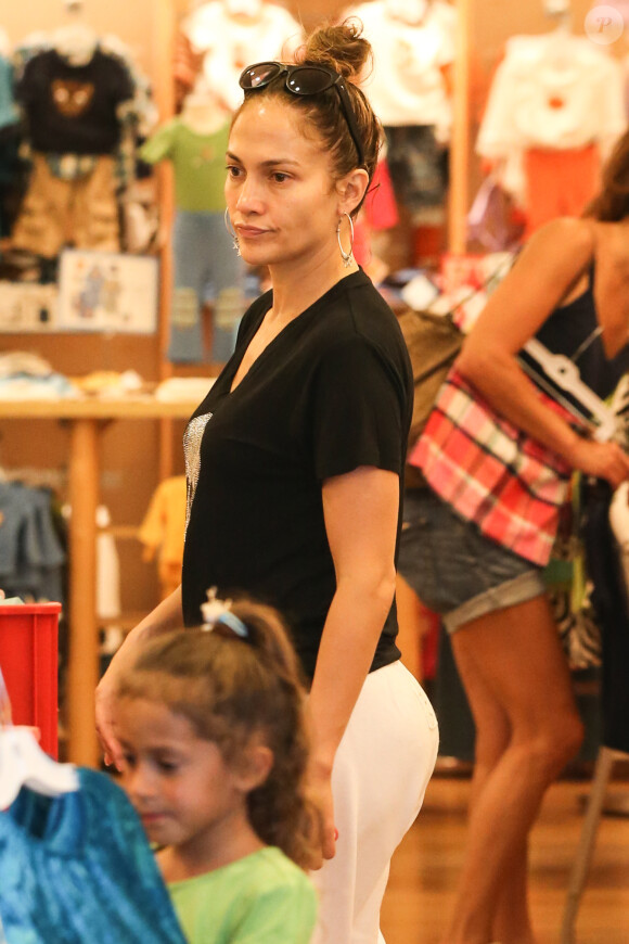 La star Jennifer Lopez fait du shopping avec sa fille Emme, à Los Angeles, le 1er septembre 2013.