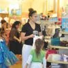 Jennifer Lopez fait du shopping avec sa fille Emme, à Los Angeles, le 1er septembre 2013.