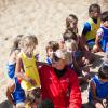 La princesse Charlene de Monaco entourée des enfants à Capbreton le 1er septembre 2013 pour promouvoir le programme Learn to Swim de la Fondation Princesse Charlene.