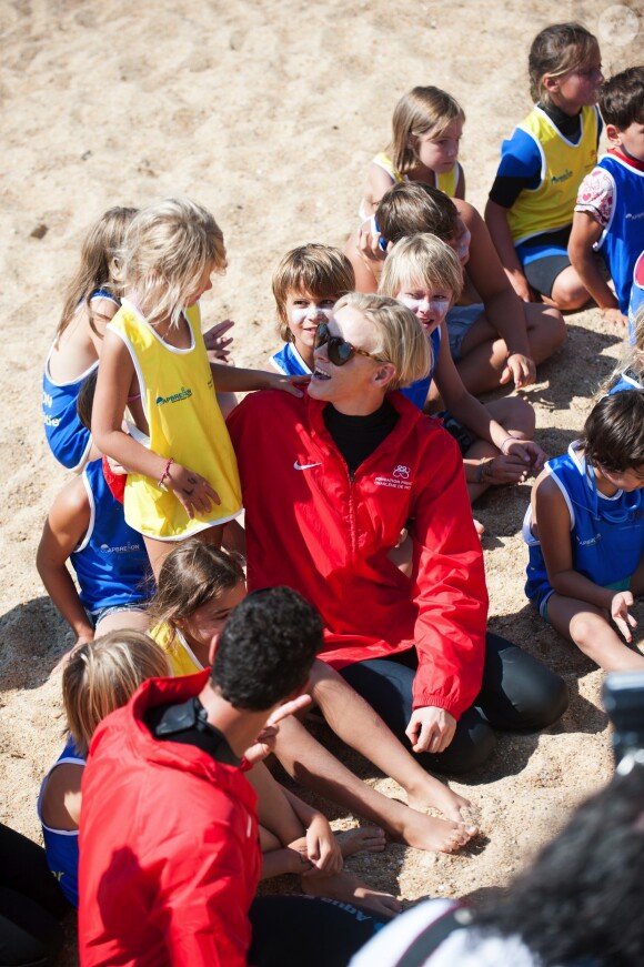 La princesse Charlene de Monaco entourée des enfants à Capbreton le 1er septembre 2013 pour promouvoir le programme Learn to Swim de la Fondation Princesse Charlene.