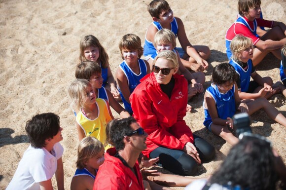 La princesse Charlene de Monaco lors de son déplacement à Capbreton le 1er septembre 2013 pour promouvoir le programme Learn to Swim de la Fondation Princesse Charlene.