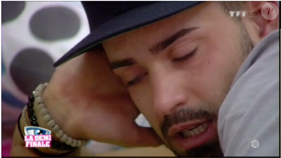 Vincent pleure dans la quotidienne de Secret Story 7 sur TF1 le mardi 3 septembre 2013