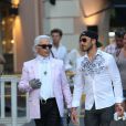 Karl Lagerfeld et son assistant Sebastien Jondeau à Saint Tropez, le 13 juillet 2013.