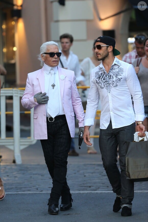 Karl Lagerfeld et son assistant Sebastien Jondeau à Saint Tropez, le 13 juillet 2013.