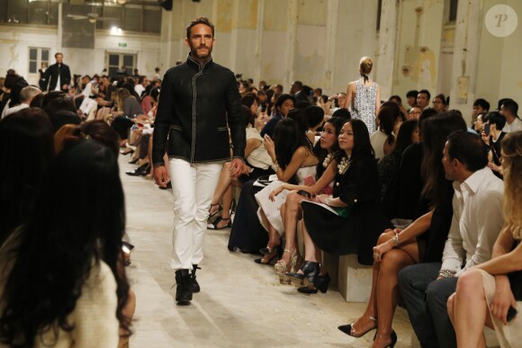 Sébastien Jondeau, assistant personnel de Karl Lagerfeld, défile lors de la présentation Chanel croisière 2014. Singapour, le 9 mai 2013.