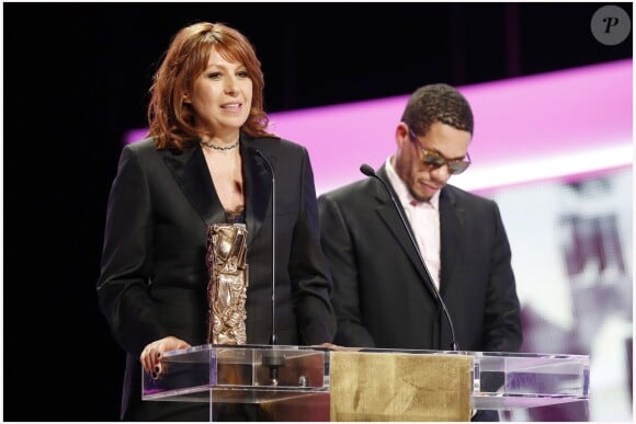 Valerie Benguigui reçoit son César des mains de JoeyStarr à Paris, le 22 février 2013.