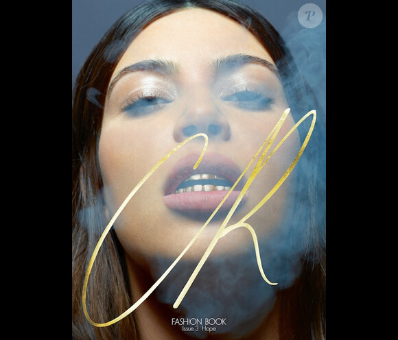 Kim Kardashian exhibe de jolies grills sur la couverture du troisième numéro de CR Fashion Book. Photo par Karl Lagerfeld, direction artistique par Riccardo Tisci.