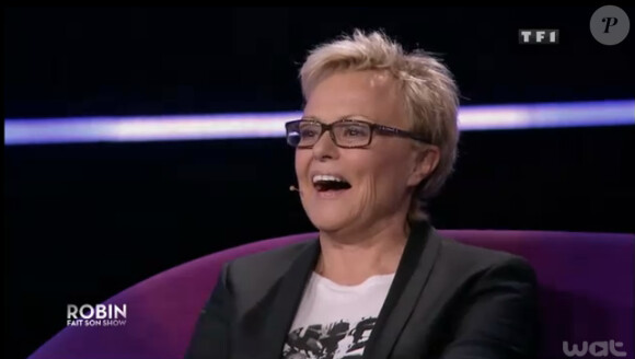 Muriel Robin rit aux éclats devant Florence Foresti, qui rejoue son sketch de L'addition dans la soirée Muriel Robin fait son show, le samedi 7 septembre 2013, sur TF1