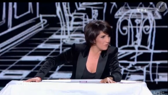 Florence Foresti joue le sketch de L'addition de Muriel Robin dans la soirée Muriel Robin fait son show, le samedi 7 septembre 2013, sur TF1