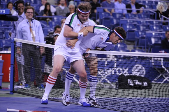 Les acteurs Jason Biggs et Rainn Wilson à l'US Open le 5 septembre 2013 lors d'un match exhibition contre les anciennes gloires du tennis Monica Seles et Chris Evert.