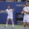 Jason Biggs et Rainn Wilson à l'US Open le 5 septembre 2013 lors d'un match exhibition contre les anciennes gloires du tennis Monica Seles et Chris Evert.