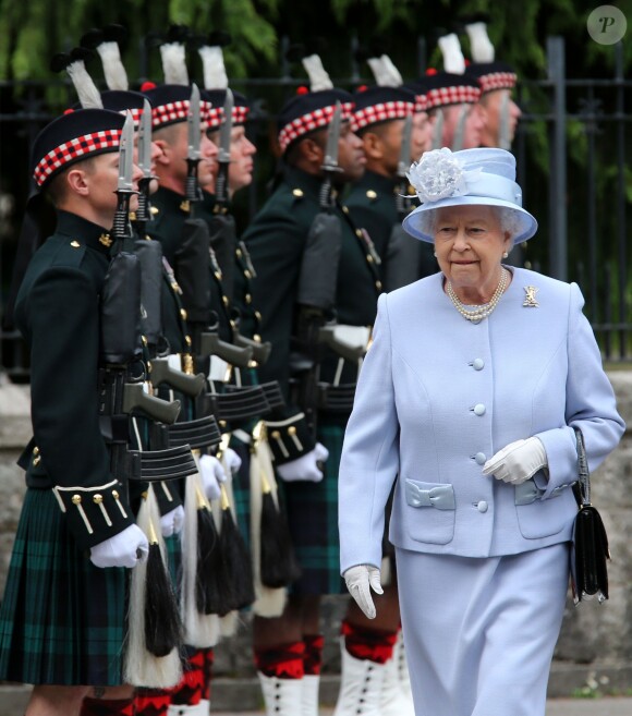 La reine Elizabeth II lors de sa revue des gardes pour son arrivée à Balmoral, le 8 août 2013