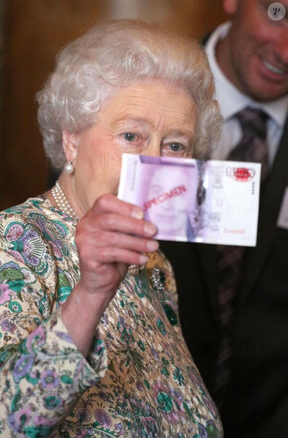 La reine Elizabeth II à Buckingham le 23 juillet 2013