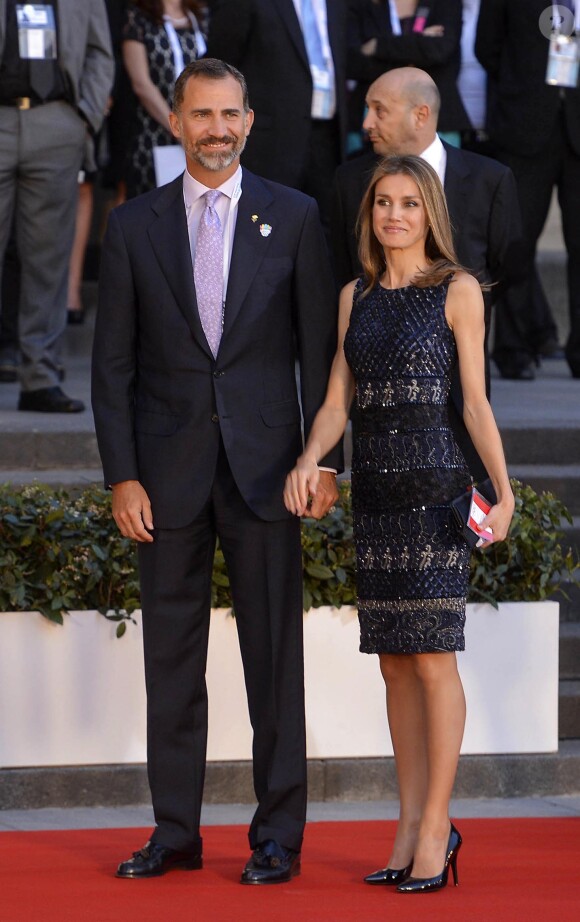 Le prince Felipe et la princesse Letizia d'Espagne posent au Teatro Colon à Buenos Aires le 6 septembre 2013 pour la soirée d'ouverture de la 125e session du CIO, qui doit désigner la ville hôte des JO 2020.