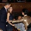 Le prince Felipe et la princesse Letizia d'Espagne saluent le prince Naruhito et la princesse Masako du Japon, rivaux momentanés, au Teatro Colon à Buenos Aires le 6 septembre 2013 pour la soirée d'ouverture de la 125e session du CIO, qui doit désigner la ville hôte des JO 2020.