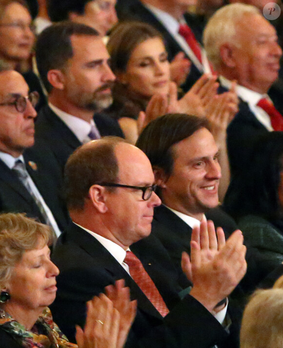 Le prince Albert de Monaco, en arrière-plan, le prince Felipe et la princesse Letizia d'Espagne au Teatro Colon à Buenos Aires le 6 septembre 2013 pour la soirée d'ouverture de la 125e session du CIO, qui doit désigner la ville hôte des JO 2020.