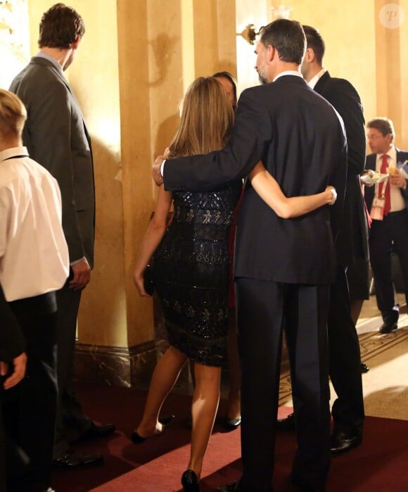 Mal aux pieds ? Le prince Felipe et la princesse Letizia d'Espagne au Teatro Colon à Buenos Aires le 6 septembre 2013 pour la soirée d'ouverture de la 125e session du CIO, qui doit désigner la ville hôte des JO 2020.