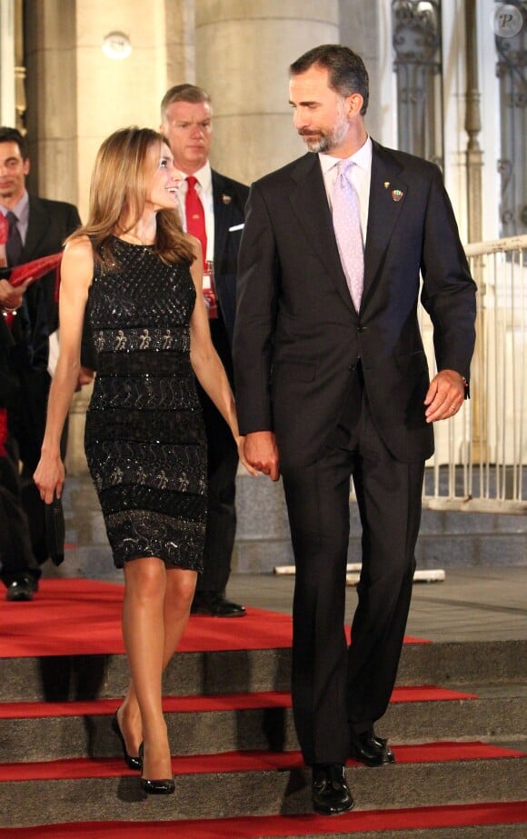 Le prince Felipe et la princesse Letizia d'Espagne quittant le Teatro Colon à Buenos Aires le 6 septembre 2013 après la soirée d'ouverture de la 125e session du CIO, qui doit désigner la ville hôte des JO 2020.