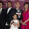 Director Tsai Ming-liang en famille avec son trophée à la 70e Mostra de Venise, le 7 septembre 2013.