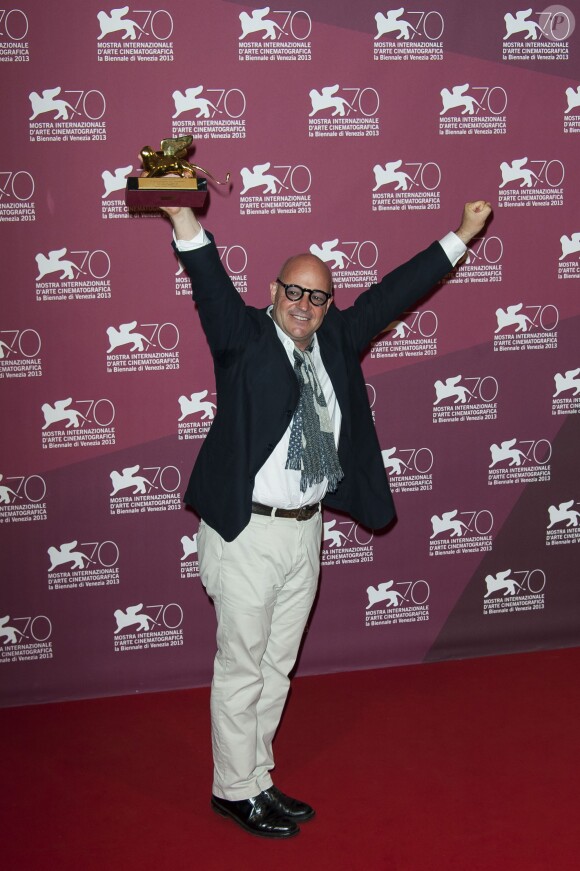 Gianfranco Rosi avec son Lion d'or pour le film Sacro Gra à la 70e Mostra de Venise, le 7 septembre 2013.