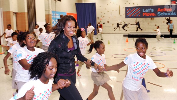 Michelle Obama s'est rendue dans une école primaire de Washington avec l'ex-star du basket Shaquille O'Neal pour faire du sport et délivrer un discours, le 6 septembre 2013.