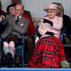 Elizabeth II et son mari le duc d'Edimbourg à l'unisson le 7 septembre 2013 aux Jeux des Highlands à Braemar, dans l'Aberdeenshire, non loin de Balmoral.