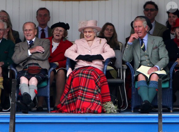 Elizabeth II, le prince Charles et le duc d'Edimbourg assistaient le 7 septembre 2013 aux Jeux des Highlands à Braemar, dans l'Aberdeenshire, non loin de Balmoral.