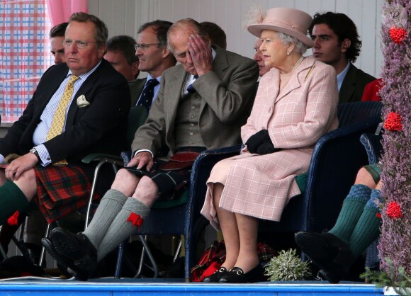 Elizabeth II, le prince Charles et le duc d'Edimbourg assistaient le 7 septembre 2013 aux Jeux des Highlands à Braemar, dans l'Aberdeenshire, non loin de Balmoral.