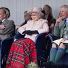 Elizabeth II, avec le prince Charles et le duc d'Edimbourg, s'amusait le 7 septembre 2013 des Jeux des Highlands à Braemar, dans l'Aberdeenshire, non loin de Balmoral.