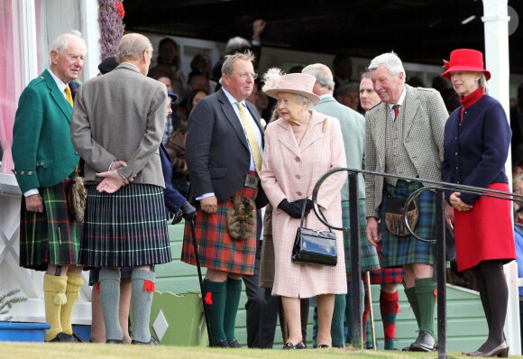 Elizabeth II, avec le prince Charles et le duc d'Edimbourg, assistait le 7 septembre 2013 aux Jeux des Highlands à Braemar, dans l'Aberdeenshire, non loin de Balmoral.