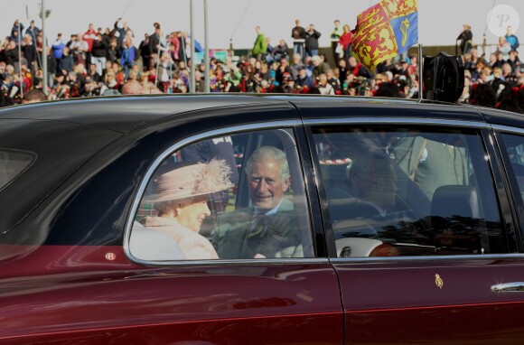 Elizabeth II, avec le prince Charles et le duc d'Edimbourg, assistait le 7 septembre 2013 aux Jeux des Highlands à Braemar, dans l'Aberdeenshire, non loin de Balmoral.