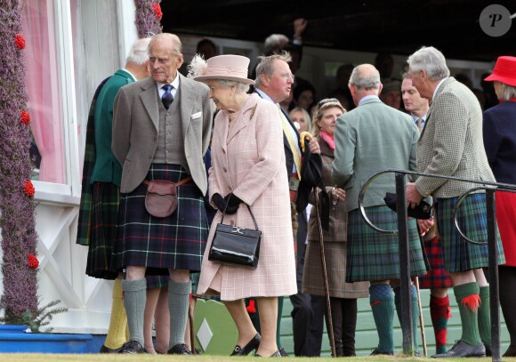 Elizabeth II, avec le prince Charles et le duc d'Edimbourg, assistait le 7 septembre 2013 aux Jeux des Highlands à Braemar, dans l'Aberdeenshire, non loin de Balmoral.