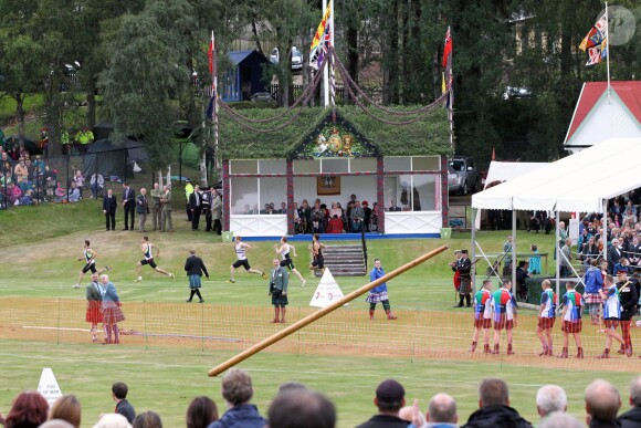 Vue d'ensemble des Jeux des Highlands. Elizabeth II, avec le prince Charles et le duc d'Edimbourg, assistait le 7 septembre 2013 aux Jeux des Highlands à Braemar, dans l'Aberdeenshire, non loin de Balmoral.