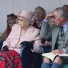 Elizabeth II, avec le prince Charles et le prince Philip, assistait le 7 septembre 2013 aux Jeux des Highlands à Braemar, dans l'Aberdeenshire, non loin de Balmoral.