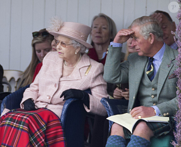 Elizabeth II, avec le prince Charles et le prince Philip, assistait le 7 septembre 2013 aux Jeux des Highlands à Braemar, dans l'Aberdeenshire, non loin de Balmoral.