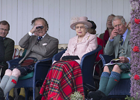 Elizabeth II, avec le prince Charles et le duc d'Edimbourg, assistait le 7 septembre 2013 aux Jeux des Highlands à Braemar, dans l'Aberdeenshire, non loin de Balmoral.