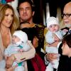 La chanteuse Céline Dion avec son mari René Angélil et leurs enfants, René-Charles, Nelson et Eddy, à Las Vegas, le 16 février 2011.