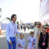 Chairman of Fiat, John Elkann, sa femme Lavinia Borromeo et leurs garçons Leone et Oceano dans les travées du Grand Prix d'Italie à Monza, le 8 septembre 2013