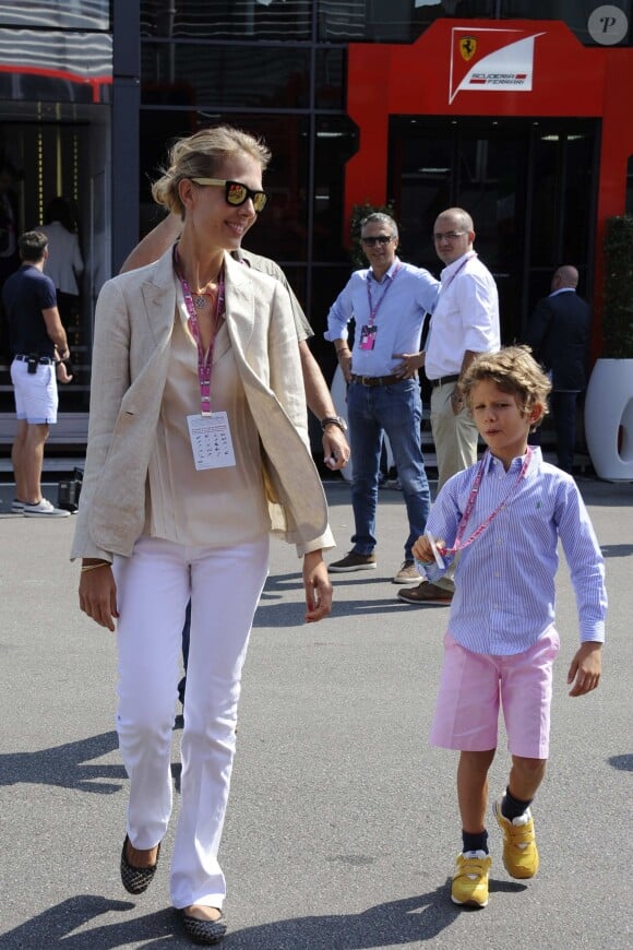 Lavinia Borromeo et son fils Leone dans les travées du Grand Prix d'Italie à Monza, le 8 septembre 2013