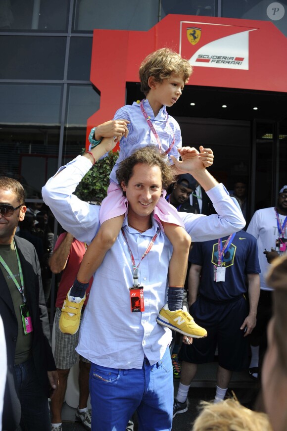 John Elkann et son fils Oceano dans les travées du Grand Prix d'Italie à Monza, le 8 septembre 2013