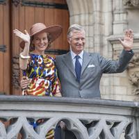Mathilde de Belgique bigarrée pour la 'Joyeuse rentrée' cruciale du roi Philippe