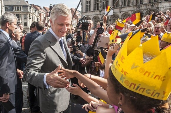 Le sens du contact de Philippe est mise à l'épreuve. Le roi Philippe et la reine Mathilde de Belgique ont lancé le 6 septembre 2013 à Louvain, dans le Brabant flamand, leur tournée ''Joyeuses rentrées'' destinée à prendre contact avec leurs sujets suite à l'intronisation du nouveau souverain le 21 juillet.