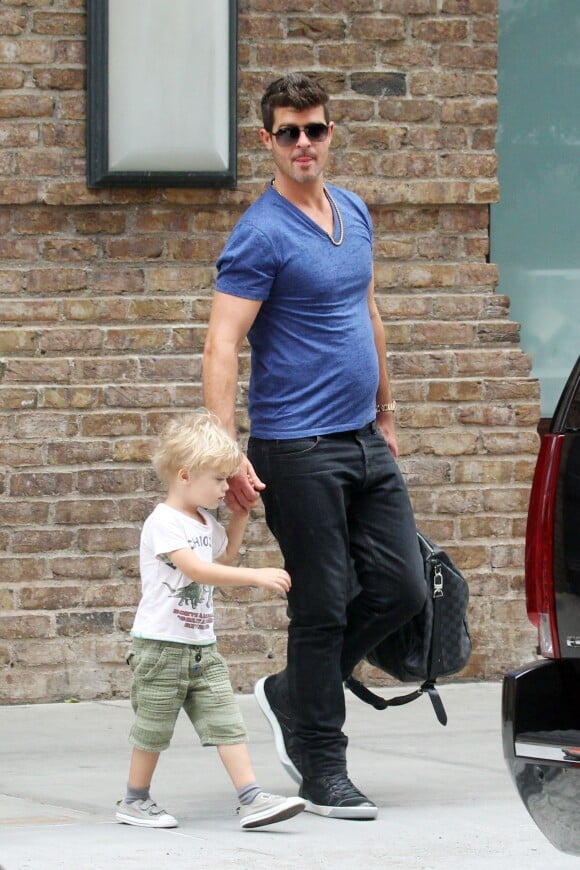 Exclusif - Paula Patton et Robin Thicke à la sortie de leur hôtel avec leur fils Julian à  New York, le 26 août 2013.
