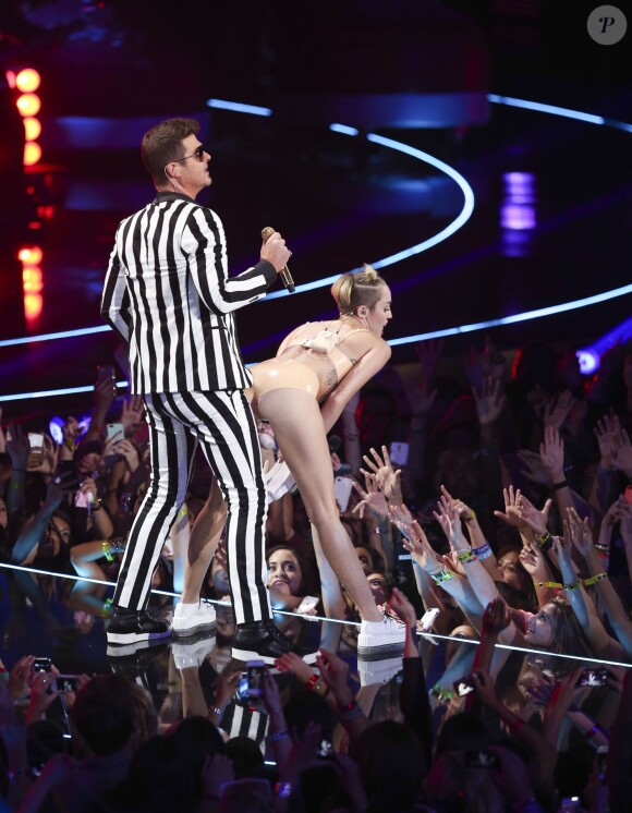 Robin Thicke etd Miley Cyrus sur la scène des MTV Video Music Awards à New York, le 25 août 2013.