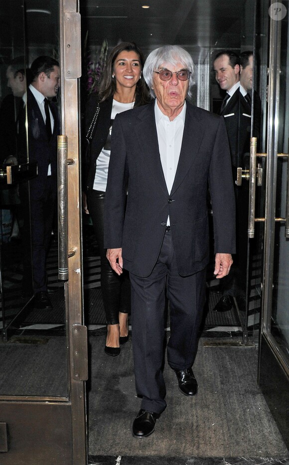 Bernie Ecclestone sifflote devant sa très jeune épouse Fabiana Flossi après un dîner avec sa fille Tamara et son mari Jay Rutland à Londres le 9 septembre 2013