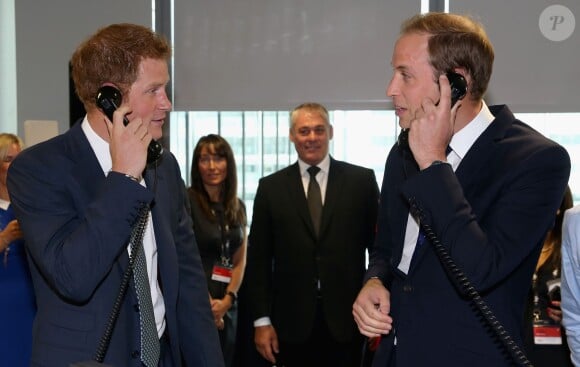 Le prince William et son frère le Prince Harry lors de la journée de charité organisée chaque 11 septembre en mémoire des attentats du World Trade Centre par la société BGC Partners à Londres le 11 septembre 2013